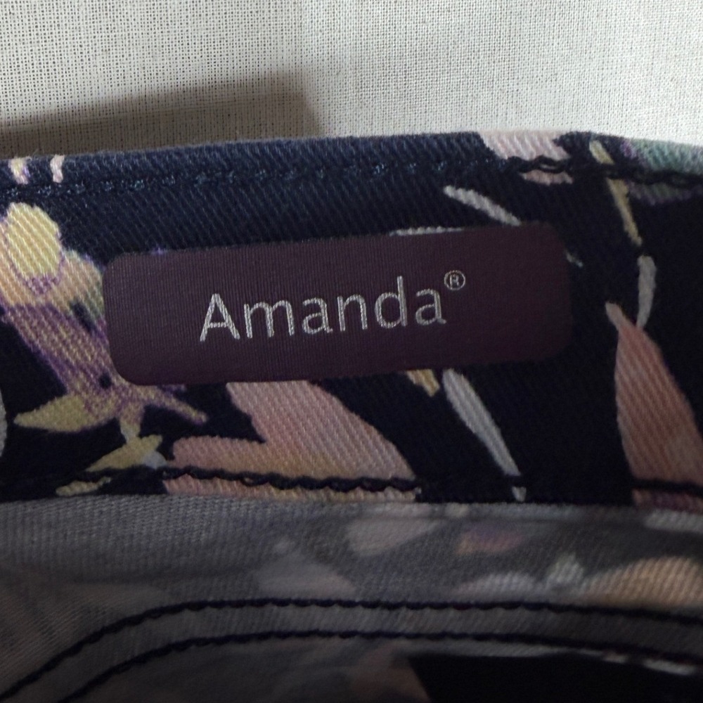 Gloria Vanderbilt Women's Floral Print Amanda Capri Pants size 10 Black/Pink - Picture 4 of 11